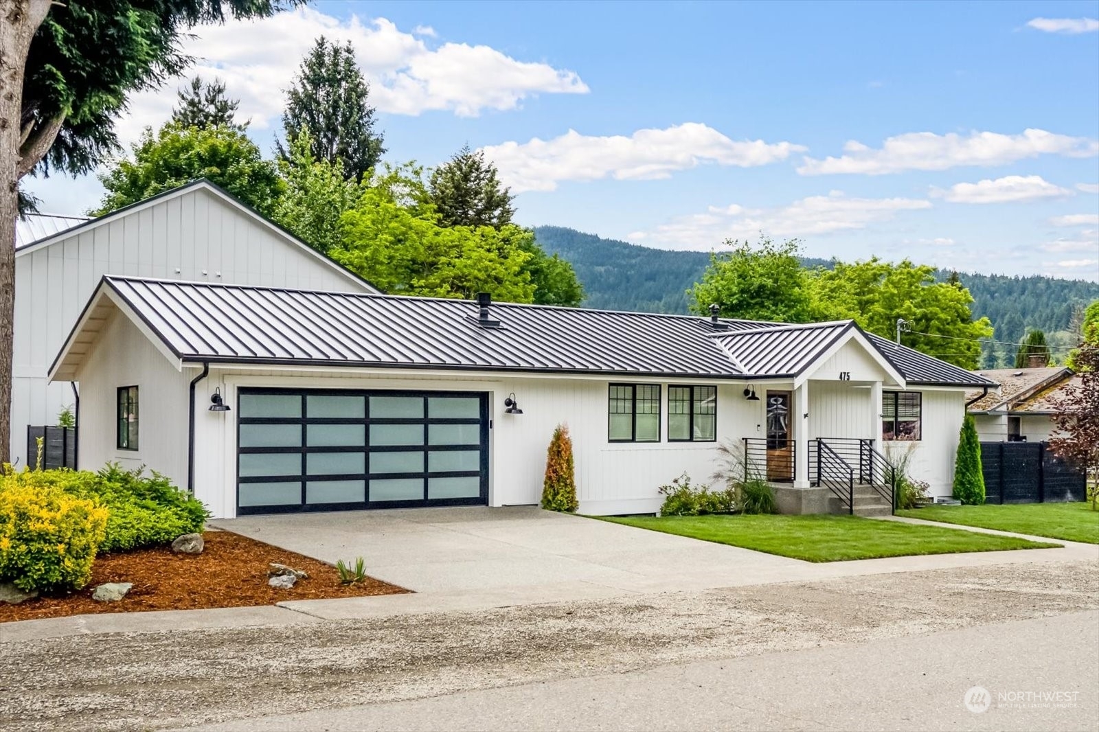 Property Photo:  475 NE Alder Street  WA 98027 