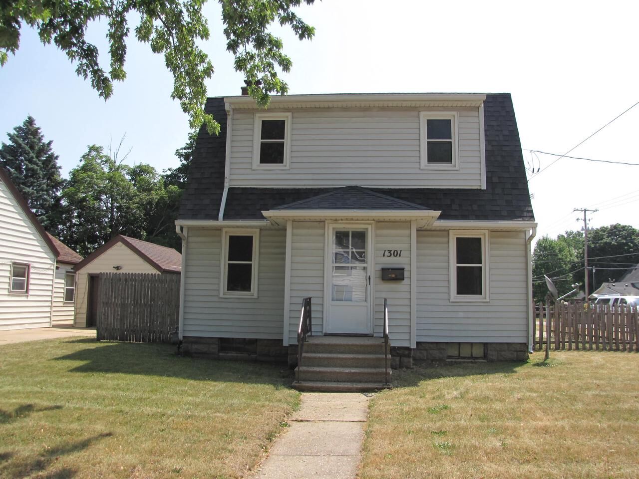 Property Photo:  1301 Oak Street  WI 53511 