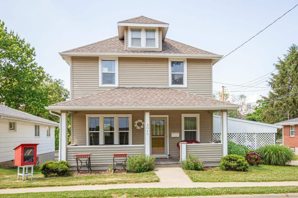 Property Photo:  2045 Delaware Street  IA 52001 