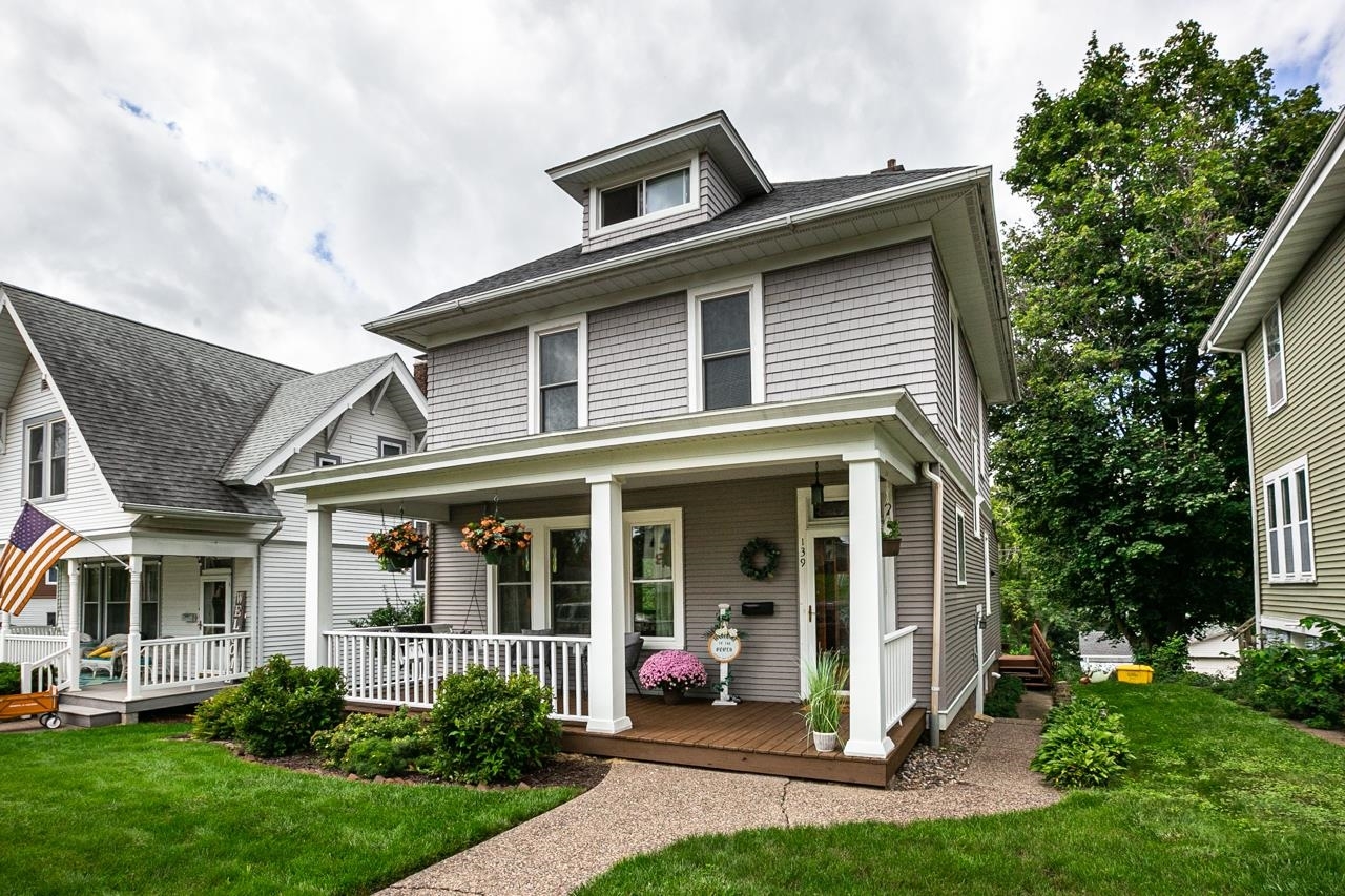 Property Photo:  139 Nevada Street  IA 52001-8888 