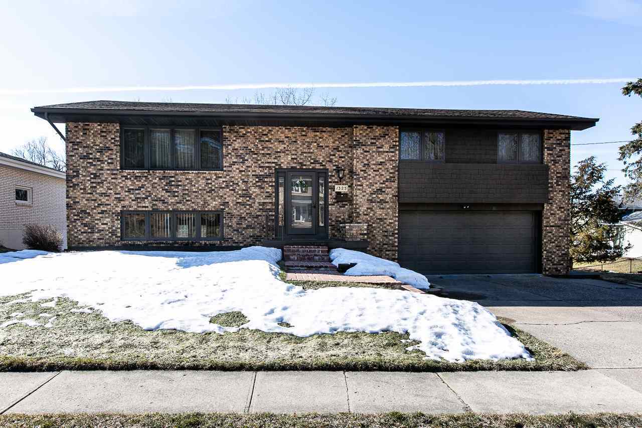 Property Photo:  1325 Oeth Court  IA 52003 