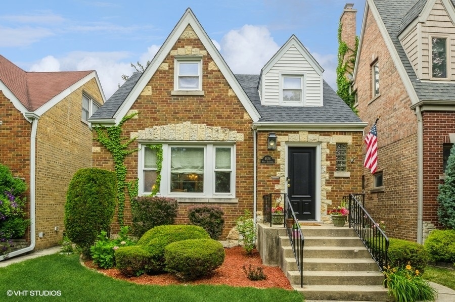 Property Photo:  4836 W Balmoral Avenue  IL 60630 