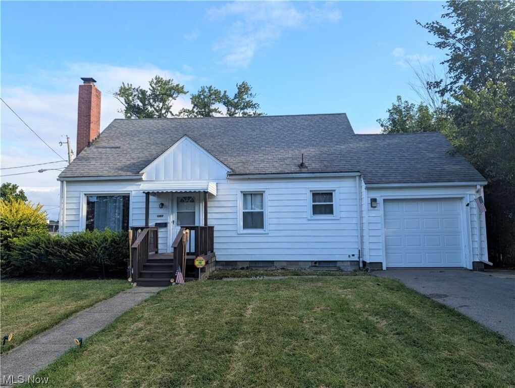 Property Photo:  1307 Woodland Street NE  OH 44483 