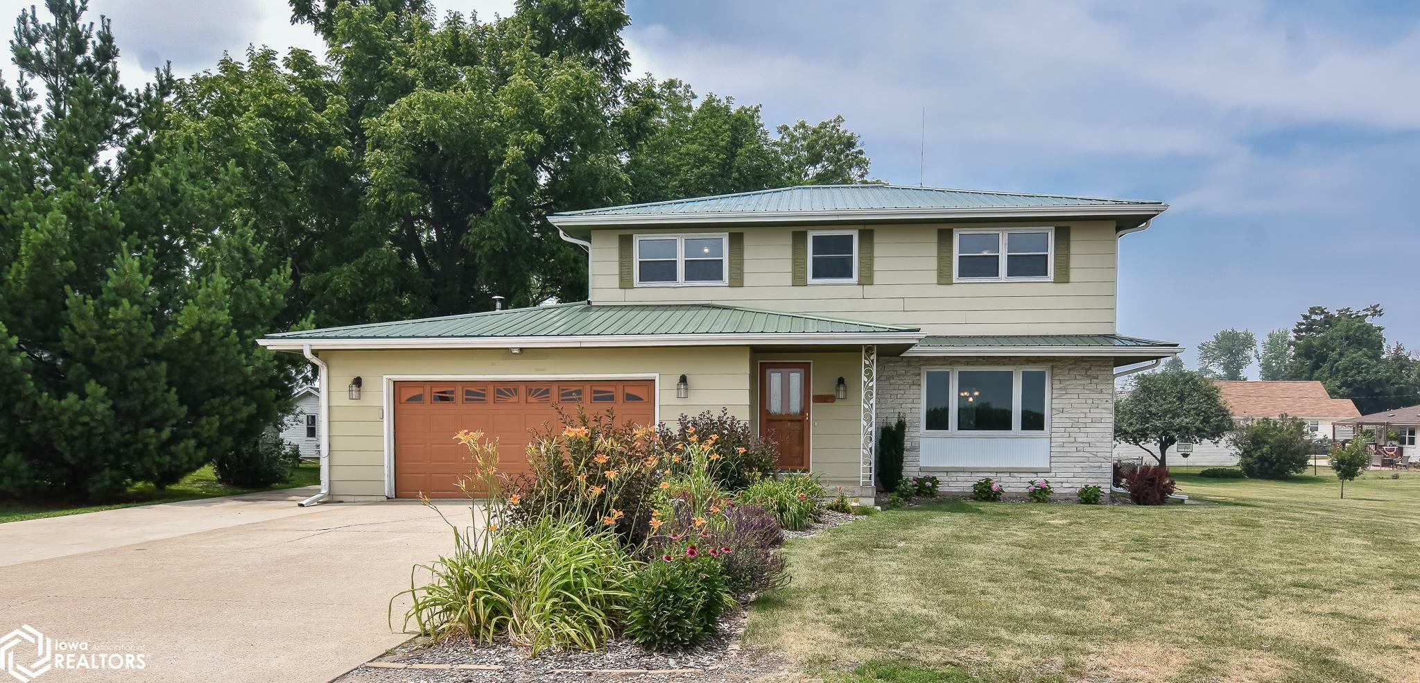 Property Photo:  1105 S 12th Avenue  IA 50158 