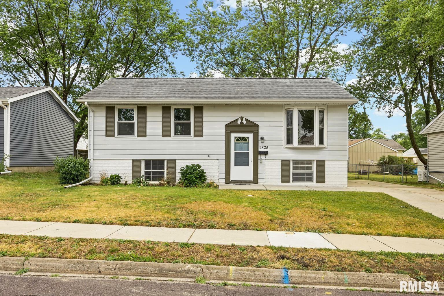 Property Photo:  1825 Columbus Drive  IL 61554 