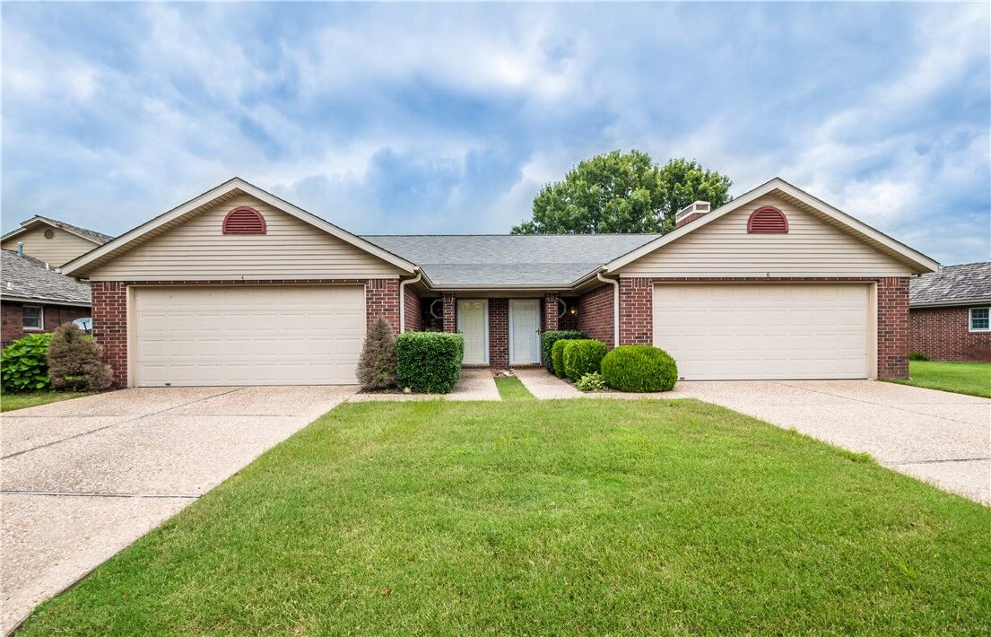Property Photo:  4 W La Quinta Court  AR 72758
