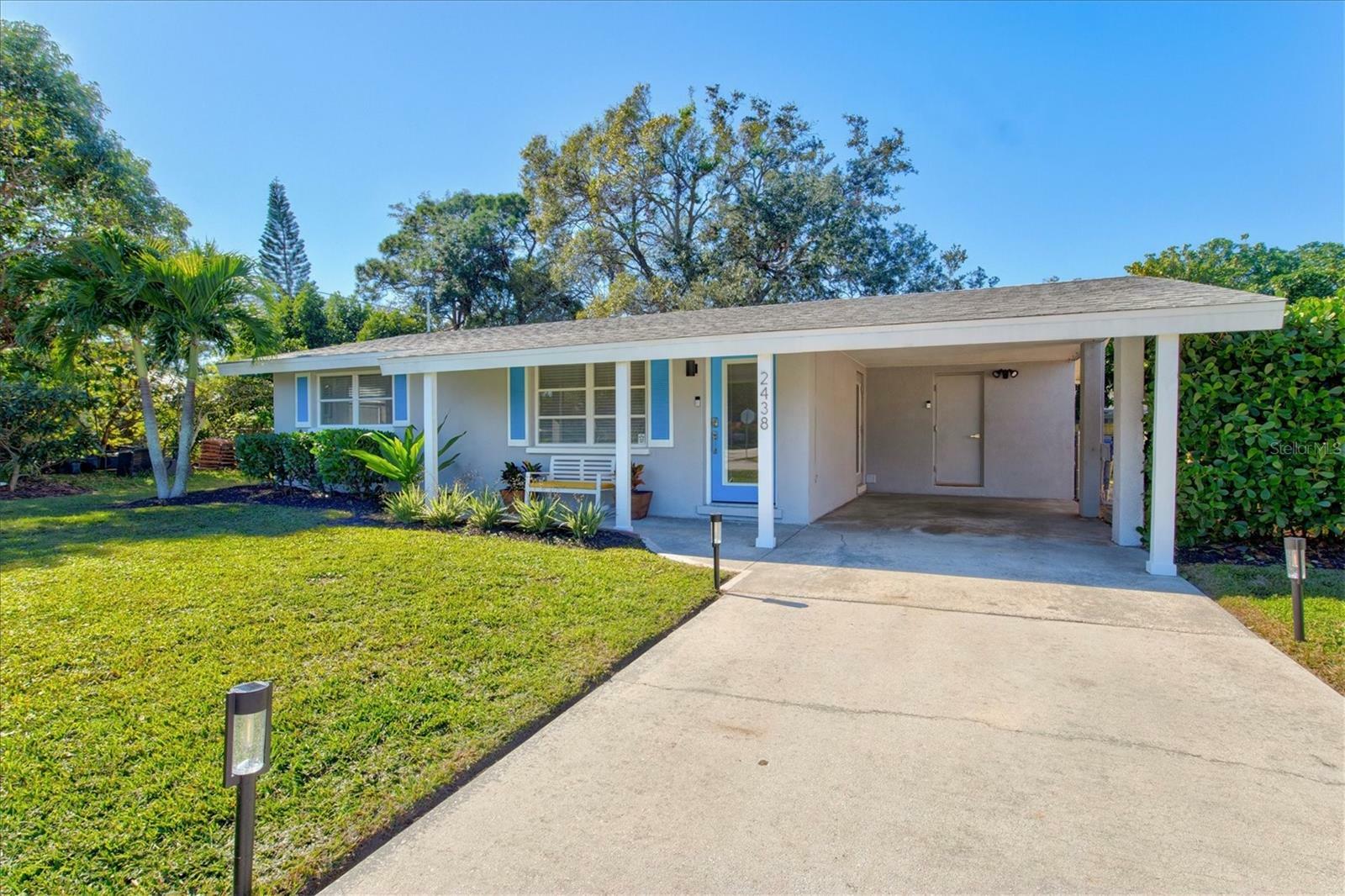 Property Photo:  2438 Cambridge Drive  FL 34232 