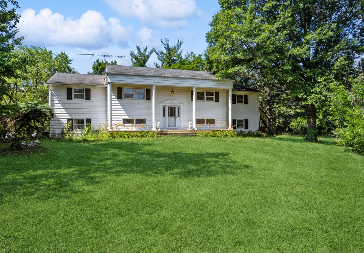 Property Photo:  5N030 Ridge Lane  IL 60184 