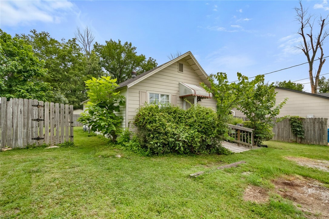 Property Photo:  703 SE C Street  AR 72712 