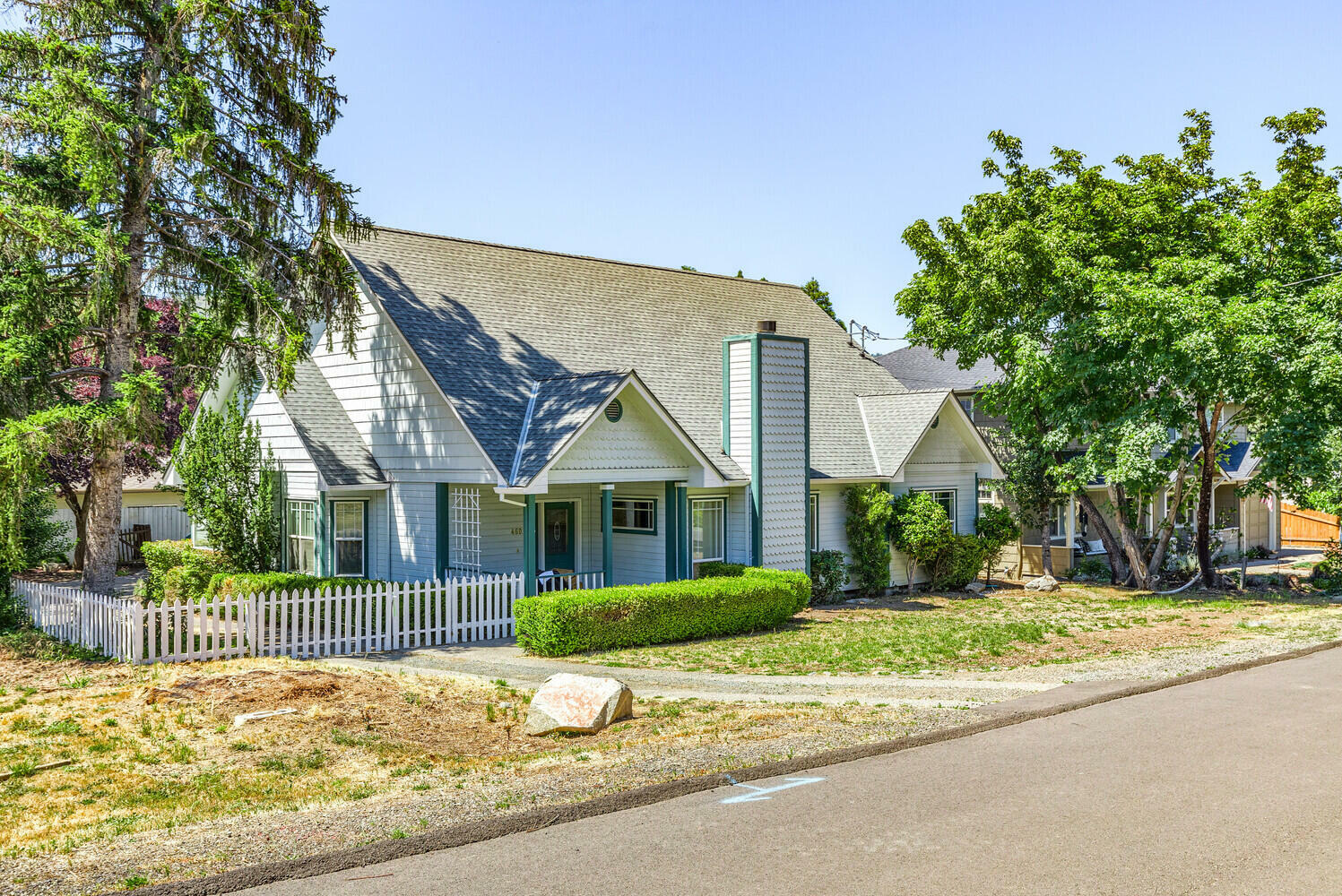 Property Photo:  460 S 4th Street  OR 97530 