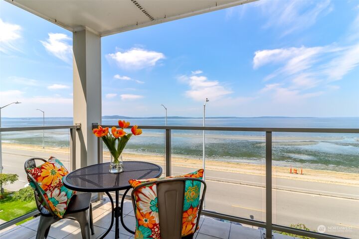 Property Photo:  1526 Alki Avenue SW 304  WA 98116 
