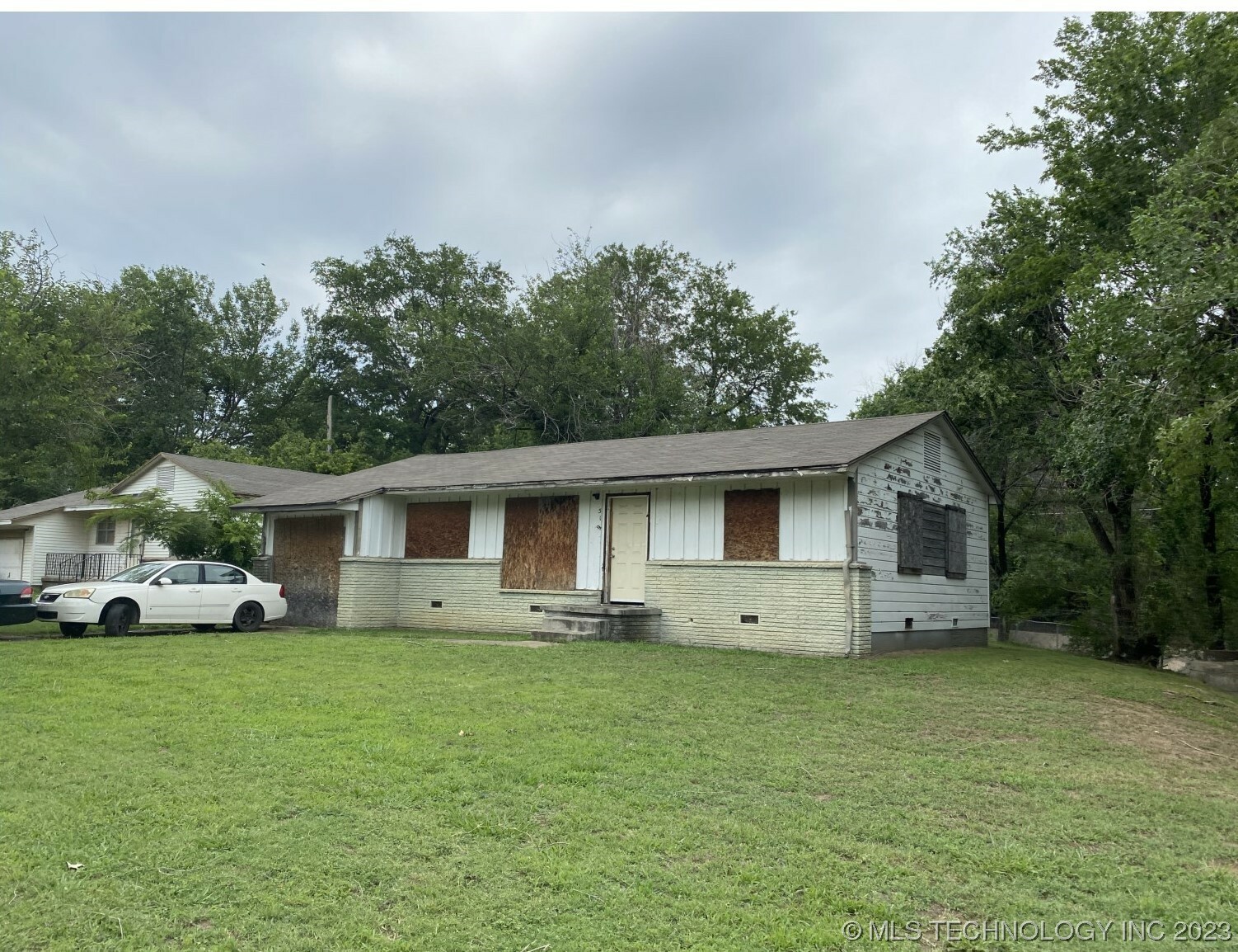 Property Photo: 519 E 51 Place N OK 74126