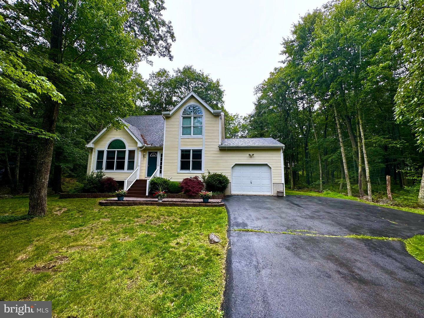 Property Photo:  122 Pinto Ln  PA 18428 