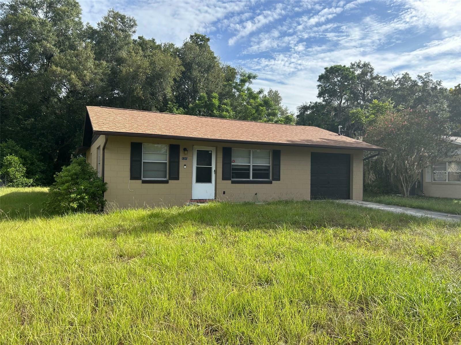 Property Photo:  1215 E Hazzard Avenue  FL 32726 