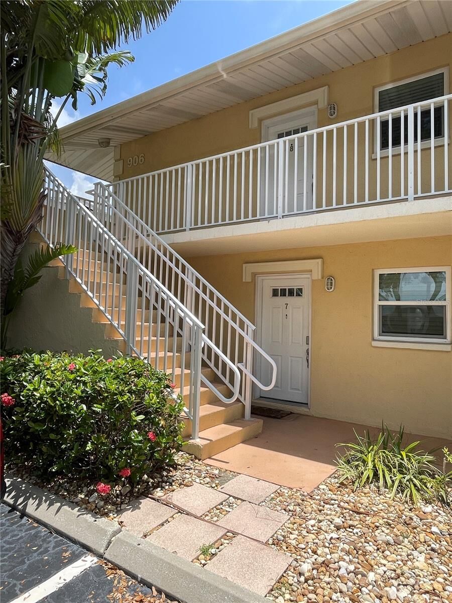 Property Photo: 906 La Costa Circle 7 FL 34237