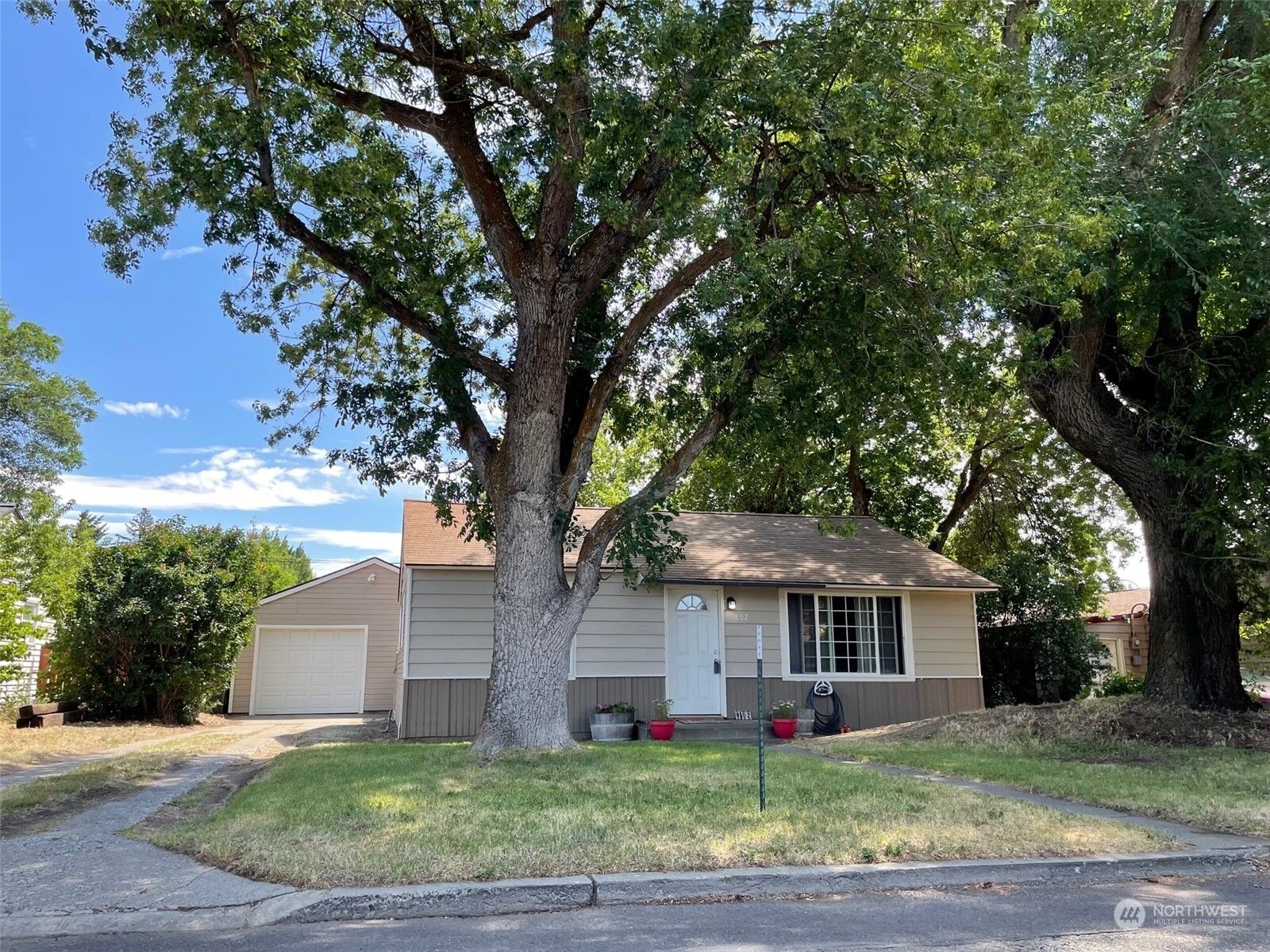 Property Photo: 802 S Douglas Street WA 98926