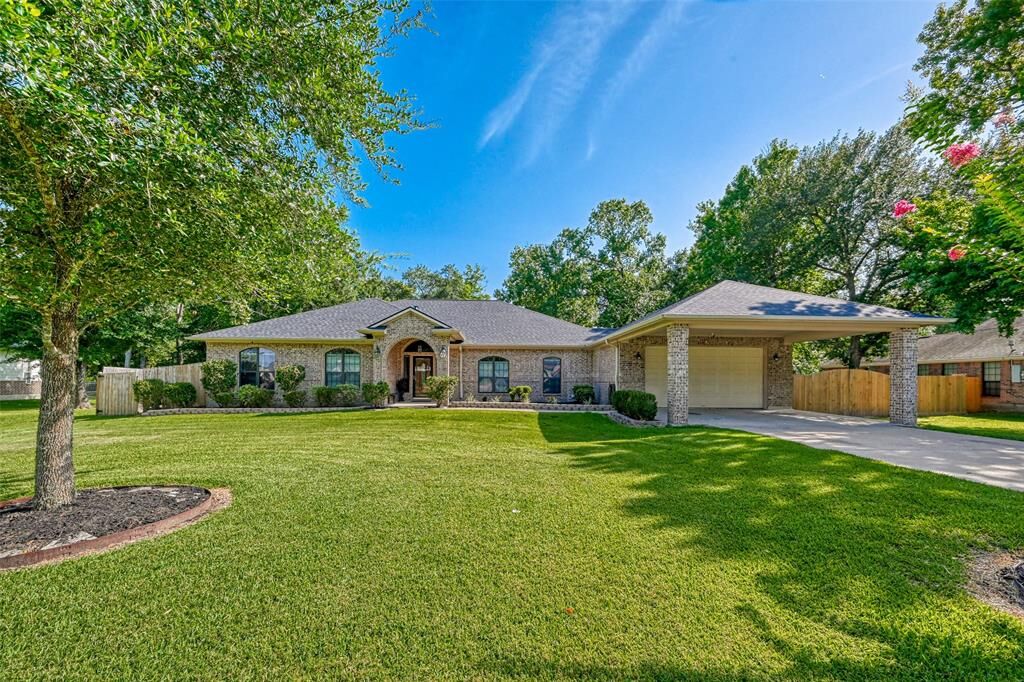 Property Photo: 8114 S Laura Circle TX 77521