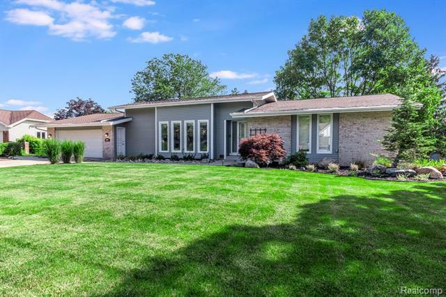 Property Photo:  2036 SE Waterbury Drive  MI 49508 