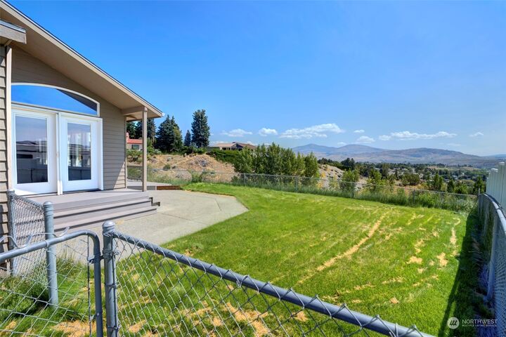 Property Photo: 550 Hillcrest Circle Drive WA 98841