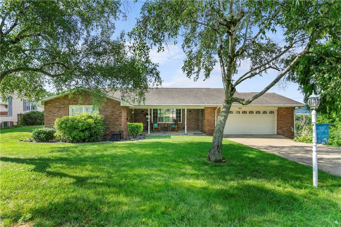 Property Photo: 910 Crestview Dr PA 16117