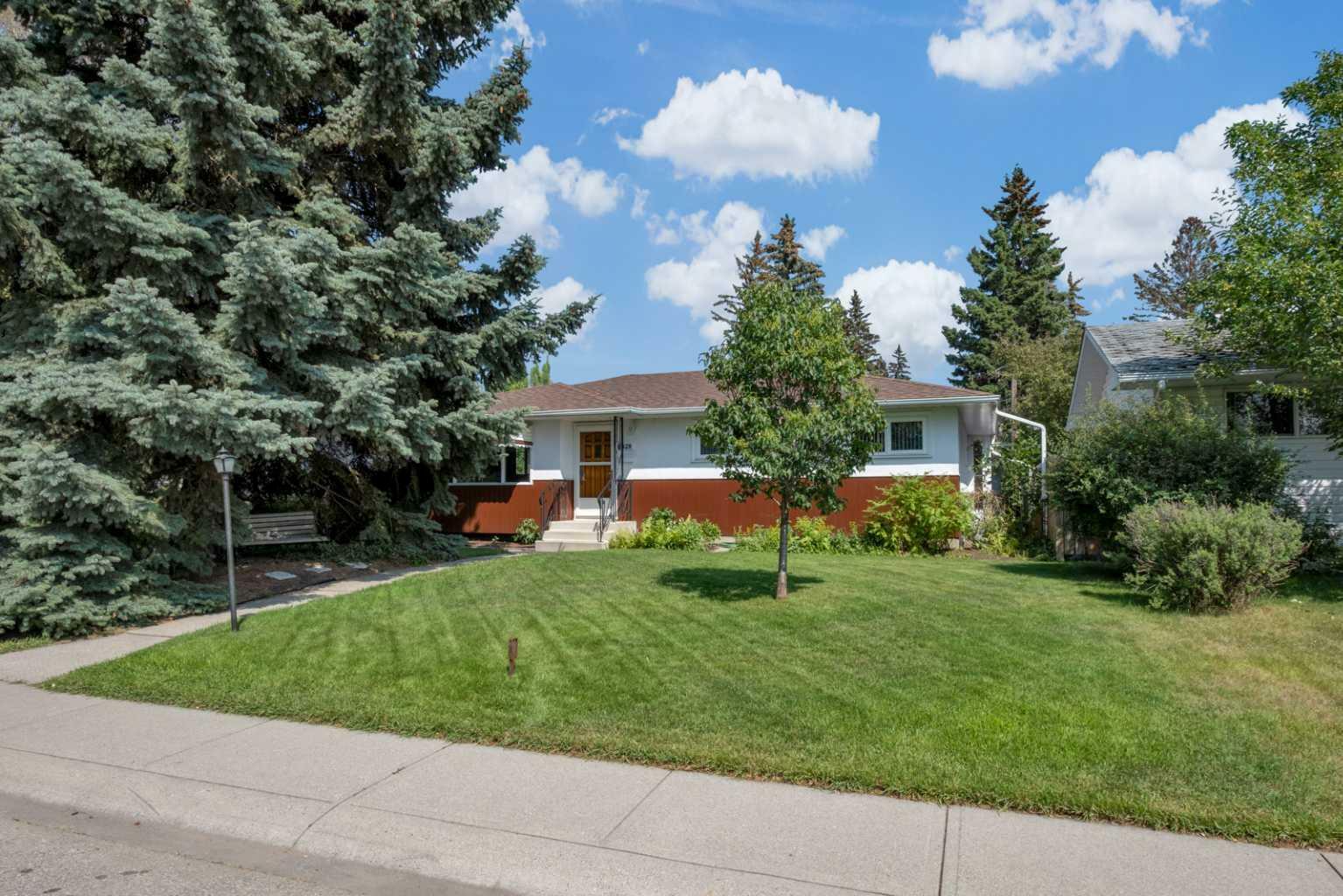 Photo de la propriété: 9828 Alberni Road SE AB T2J 0Y8