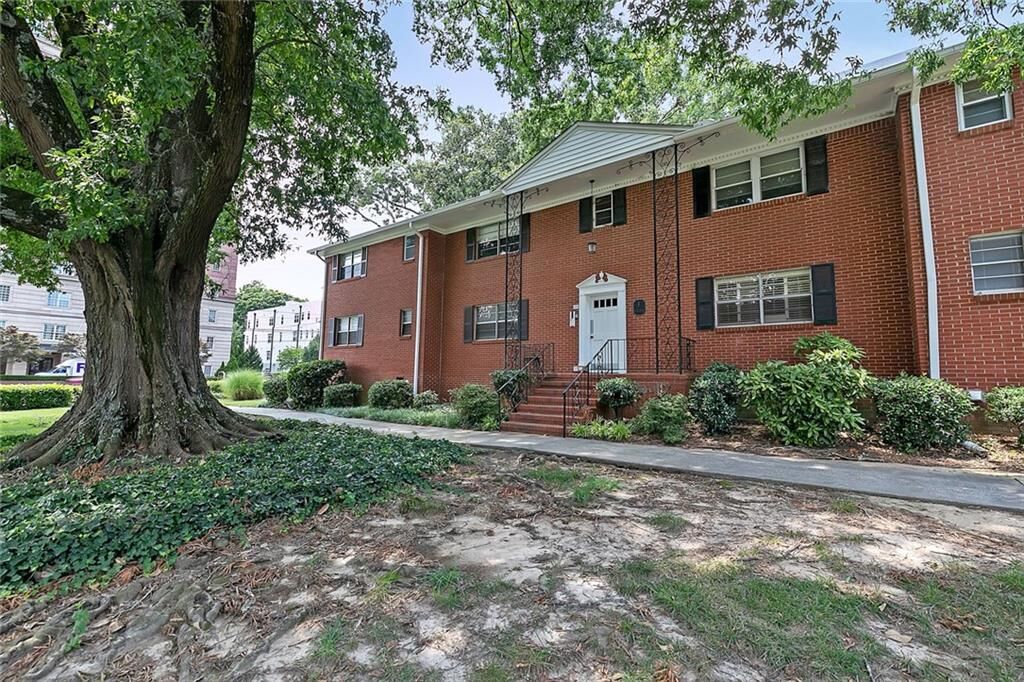 Property Photo:  3660 Peachtree Road NE F3  GA 30319 