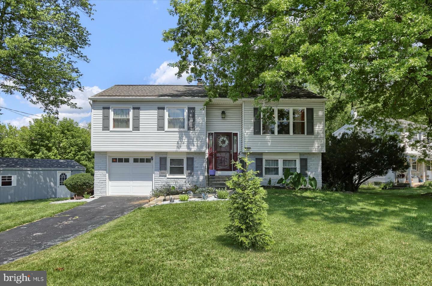 Property Photo:  1501 Robert Road  PA 17601 