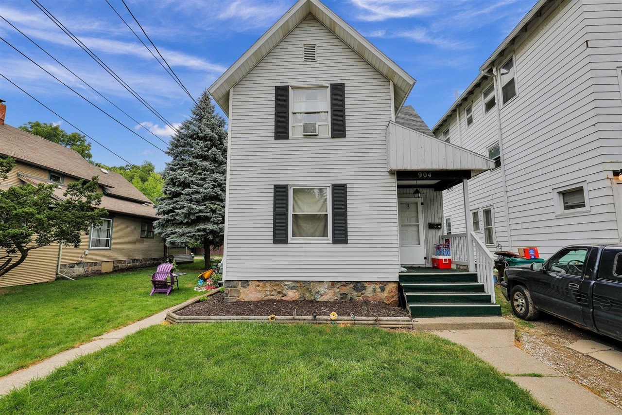 Property Photo:  904 Seymour Avenue  MI 48906-5131 