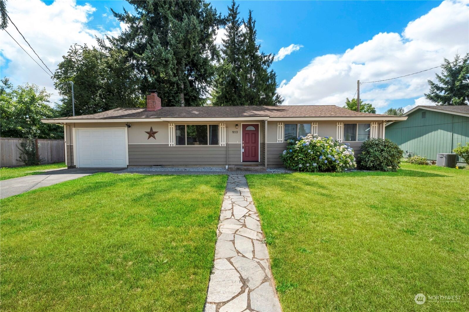 Property Photo:  910 9th Avenue SW  WA 98371 