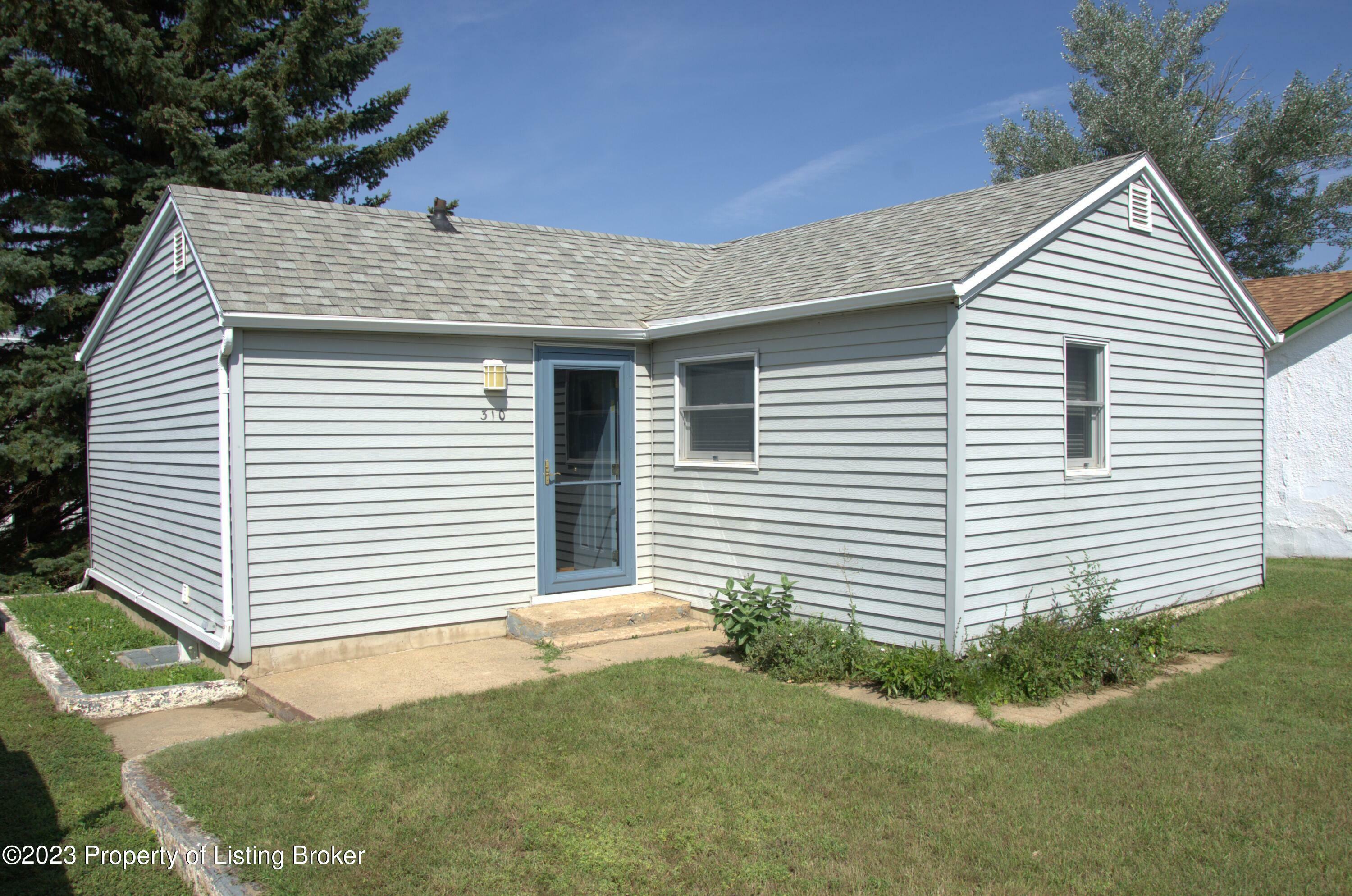 Property Photo:  310 6th Avenue SW  ND 58623 