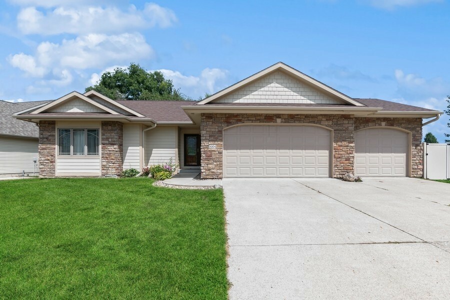 Property Photo:  5004 Stream Side Circle  IA 50317 