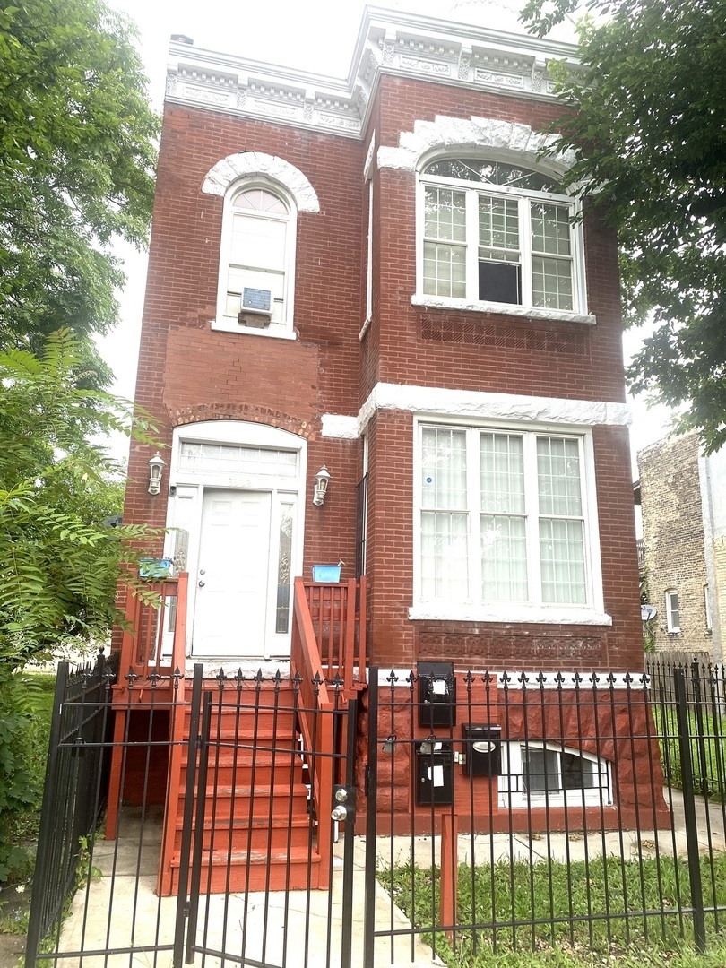 Property Photo: 3322 W Maypole Avenue IL 60624