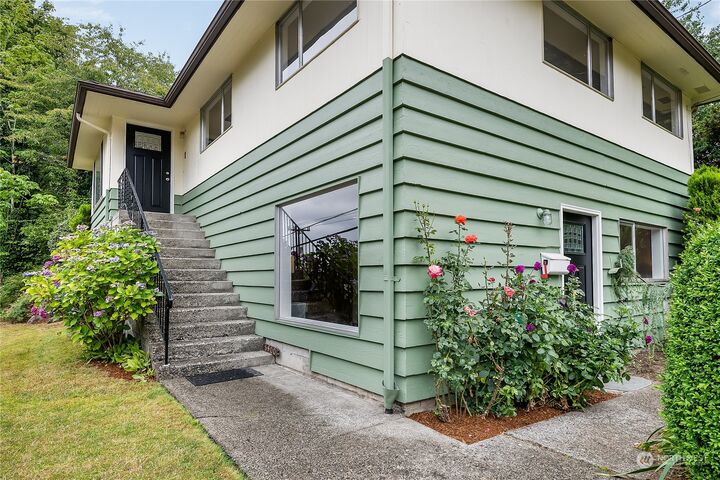 Property Photo:  5400 30th Avenue S  WA 98108 