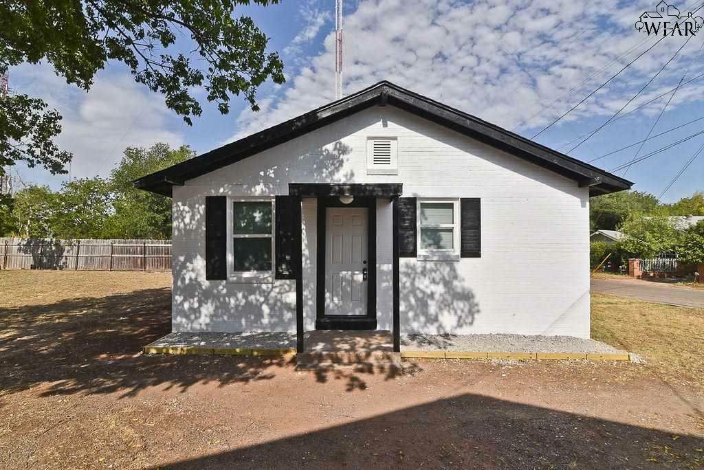 Property Photo: 1033 W Wenonah Boulevard TX 76309