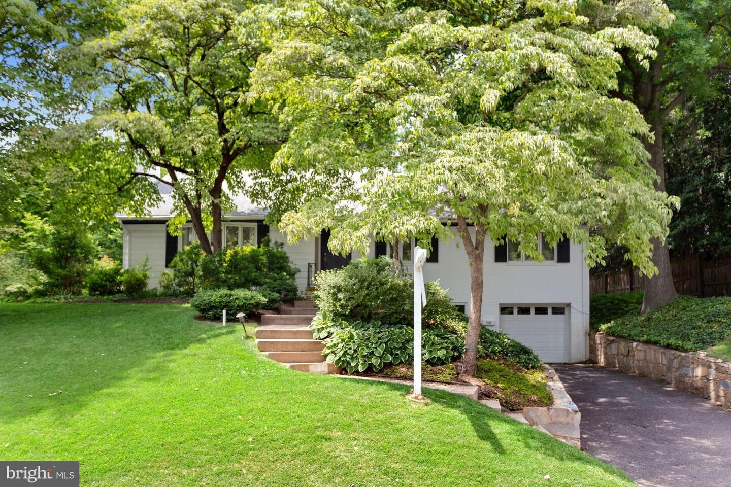 Property Photo:  2542 N Vermont Street  VA 22207 