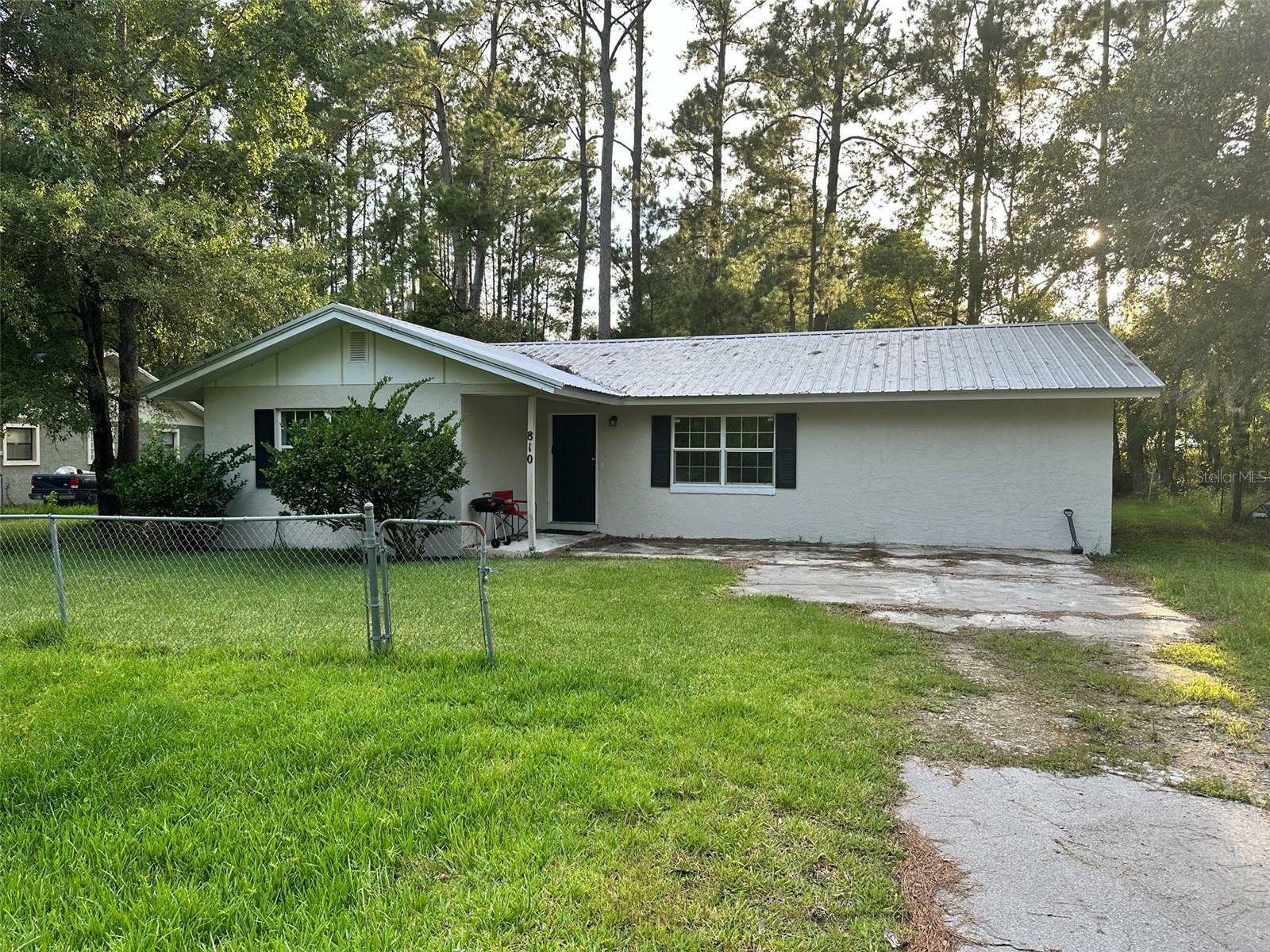 Property Photo:  810 SE 7th Avenue  FL 32054 