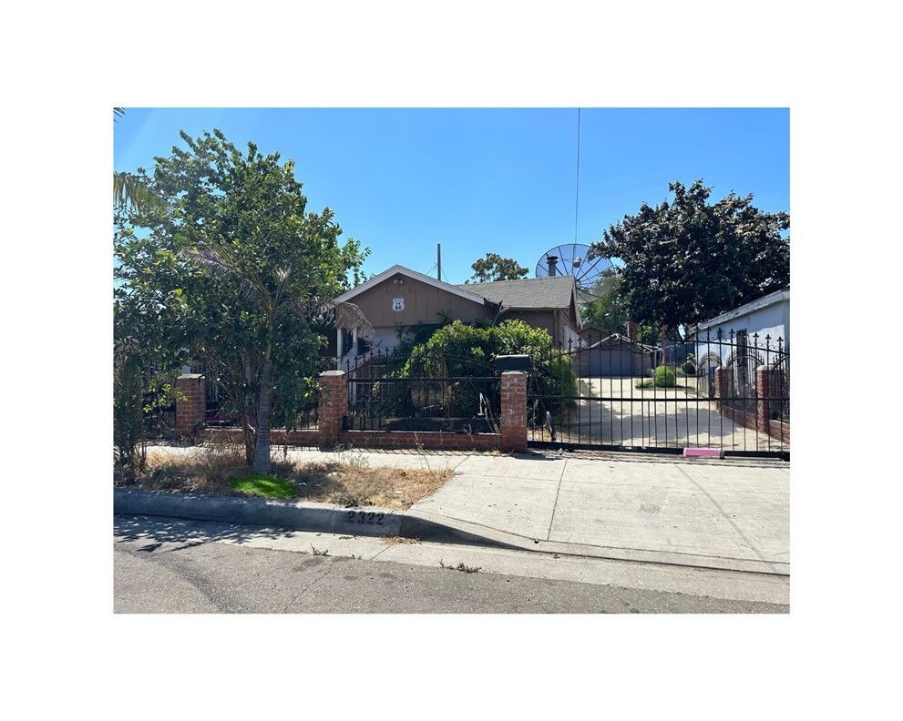 Property Photo:  2322 E 130th Street  CA 90222 