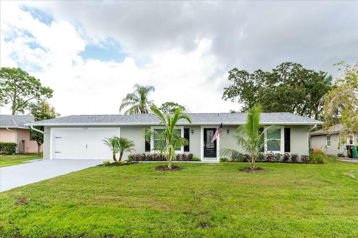 Property Photo:  1565 SE Cambridge Drive  FL 34952 