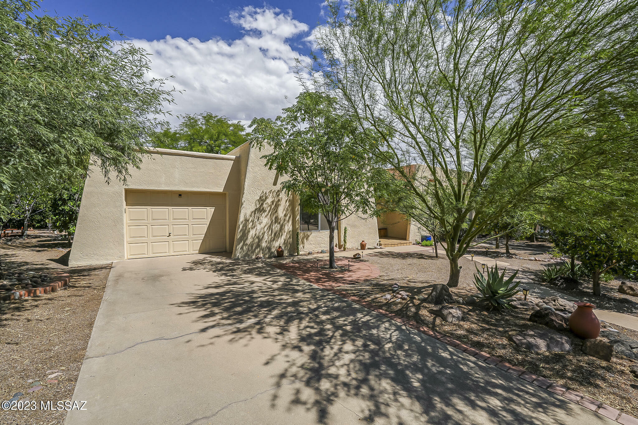 Property Photo:  16 W Calle Martina  AZ 85614 