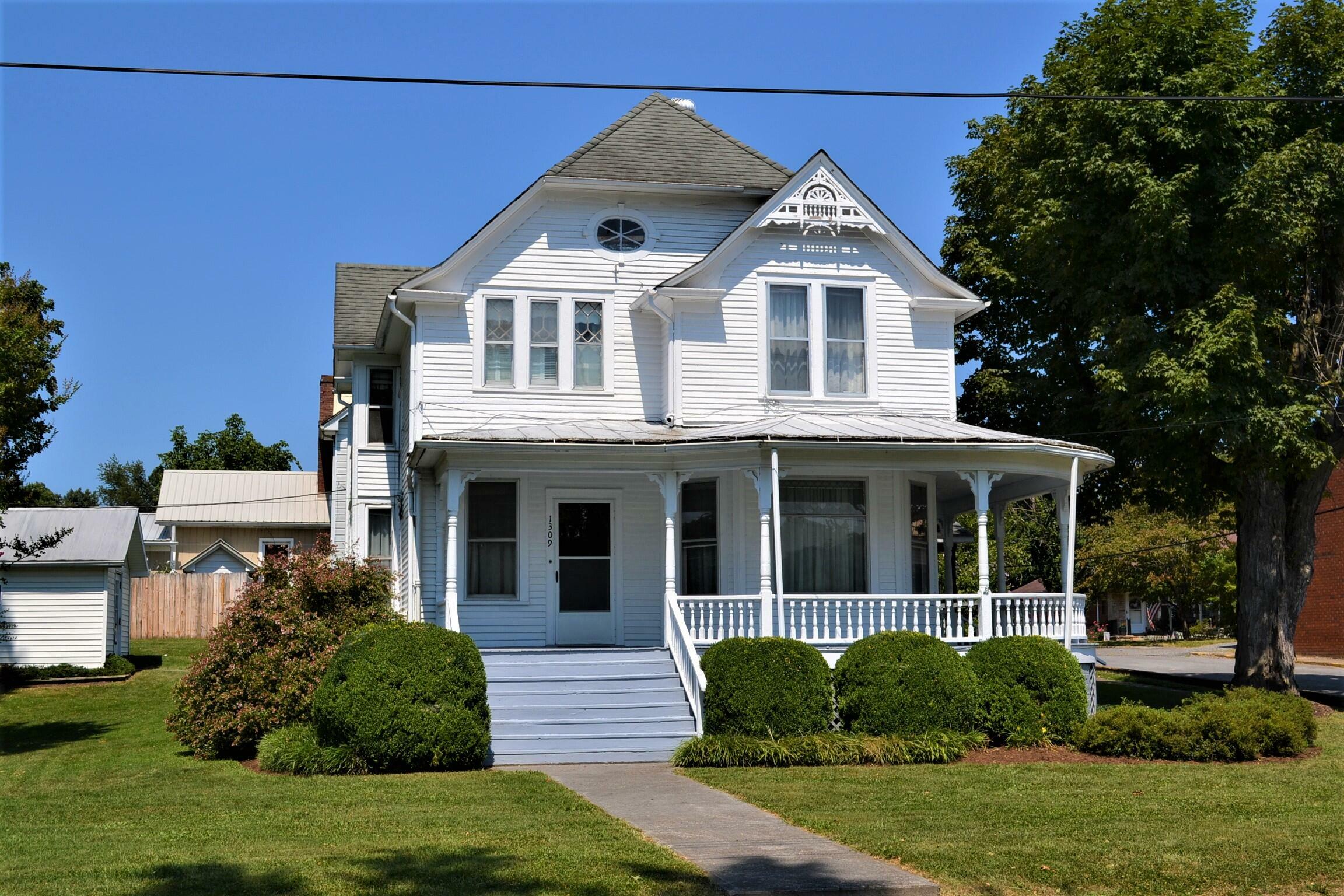 Property Photo:  1309 Riverview Ave W  WV 24910 