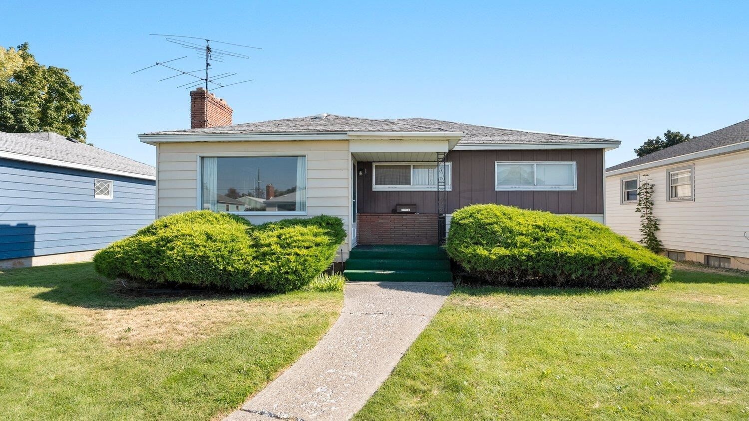 Property Photo: 1624 E Glass Ave WA 99207