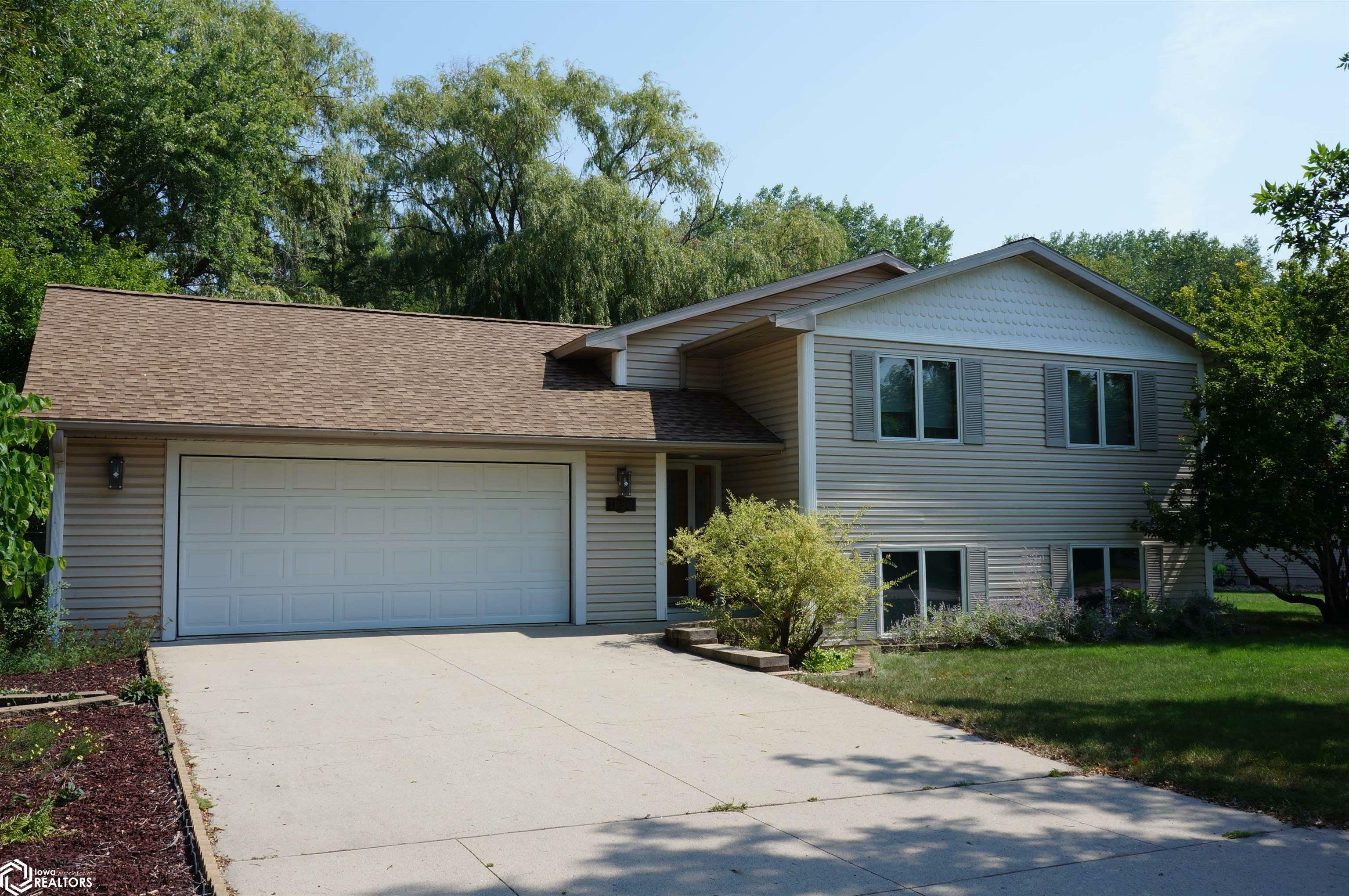 Property Photo:  1090 Birch Drive  IA 50401 