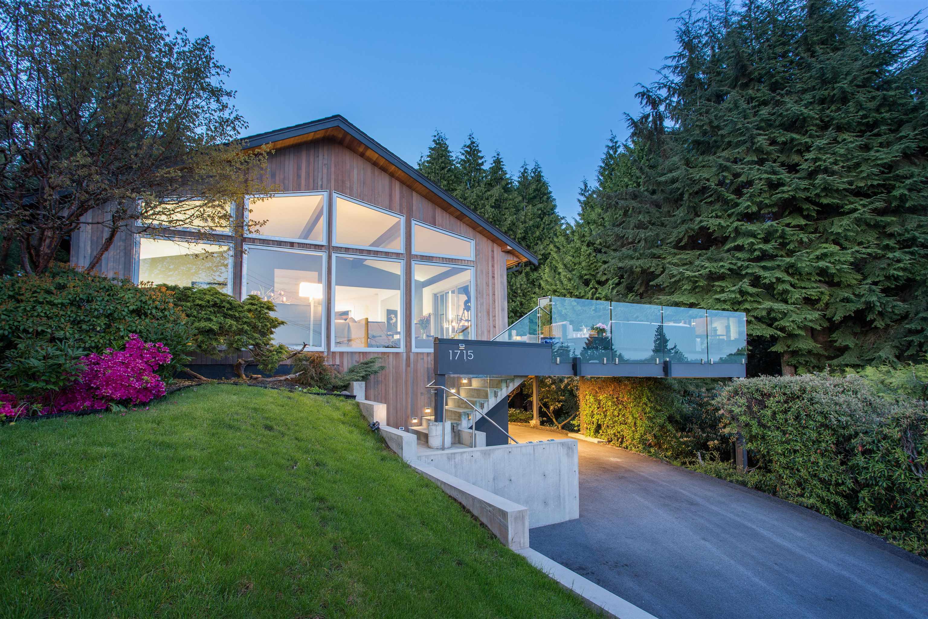 Property Photo: 1715 Rosebery Avenue BC V7V2Z5