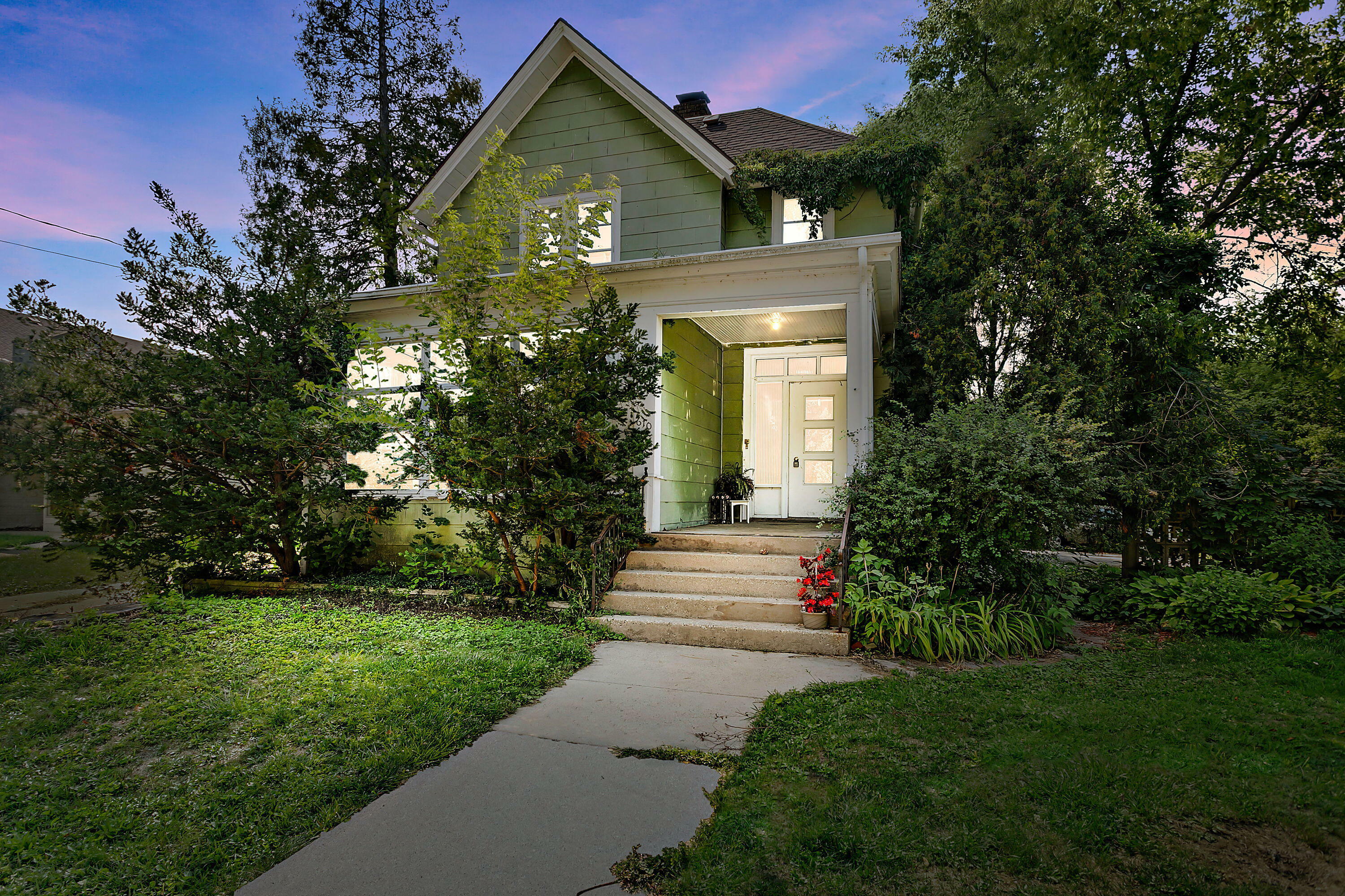 Property Photo:  610 Maple Ave  WI 53186 