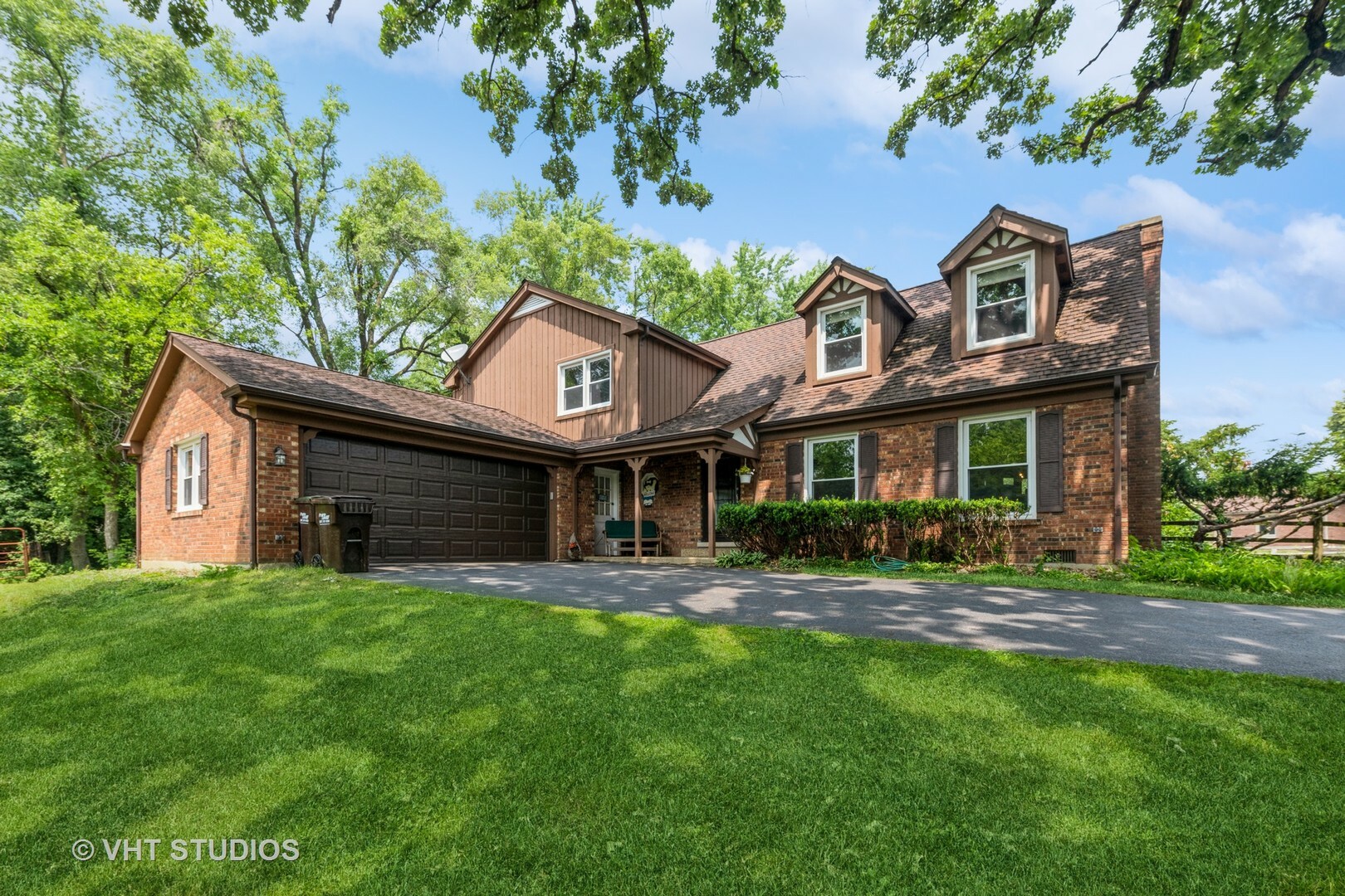 Property Photo: 400 E Oakwood Drive IL 60010
