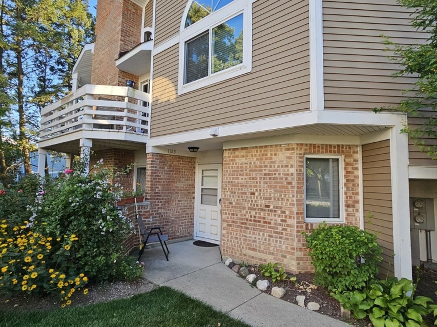 Property Photo:  1125 Courtland Drive  IL 60089 