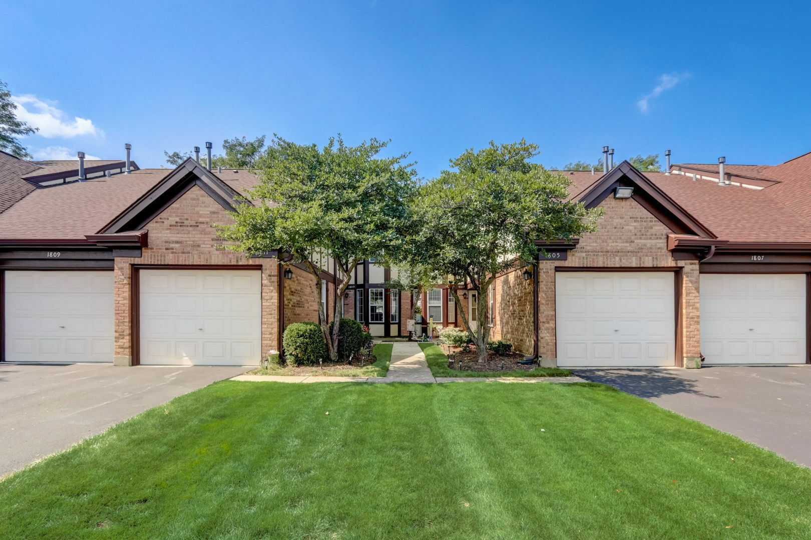 Property Photo: 1809 Quaker Hollow Lane IL 60107