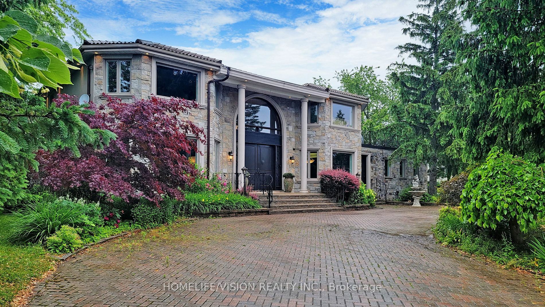 Property Photo: 716 Woodland Acres Cres ON L6A1G2