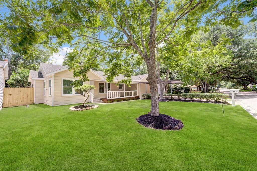 Property Photo:  707 E Humble Street  TX 77520 