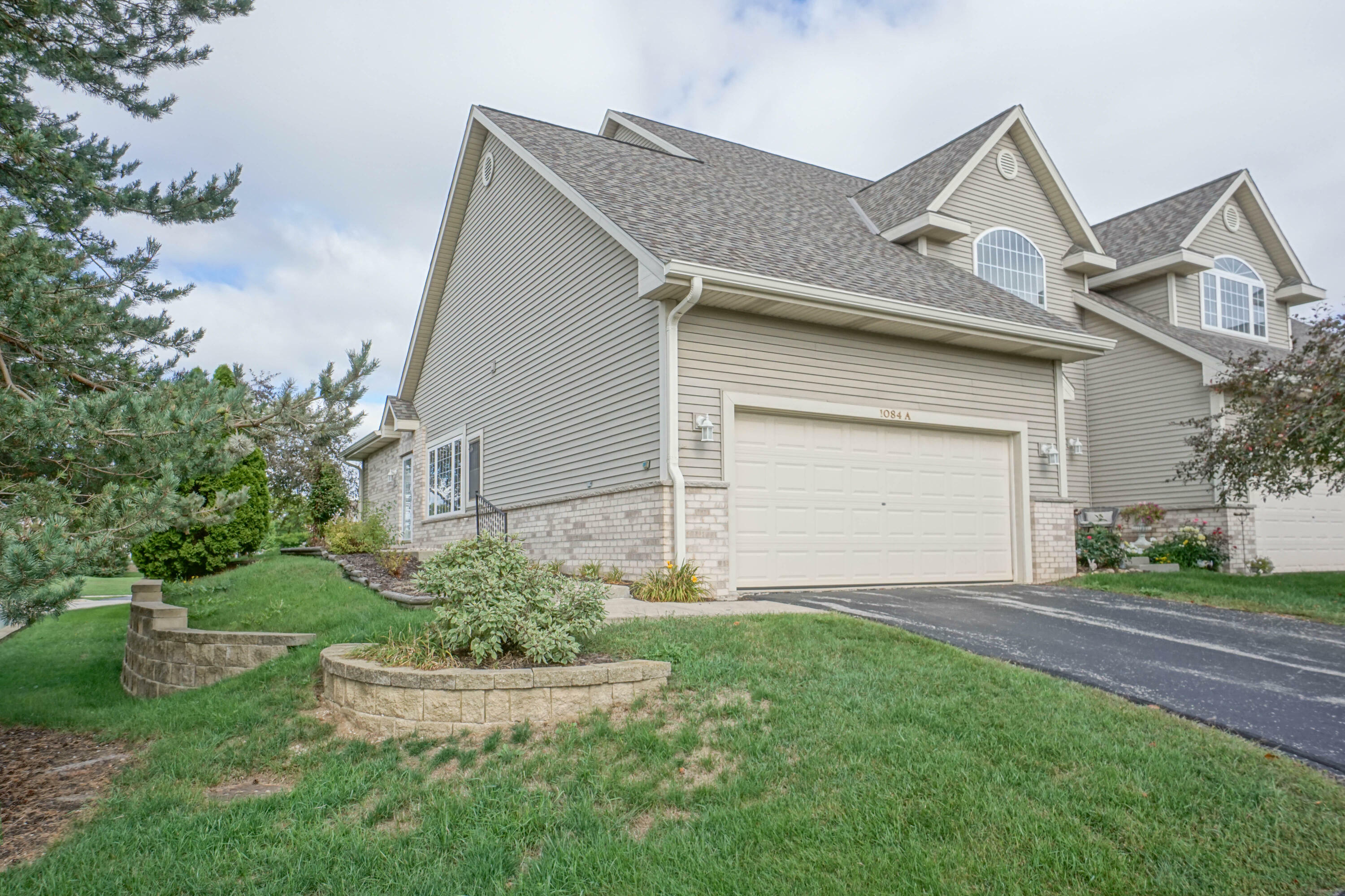 Property Photo:  1084 Quinlan Dr A  WI 53072 